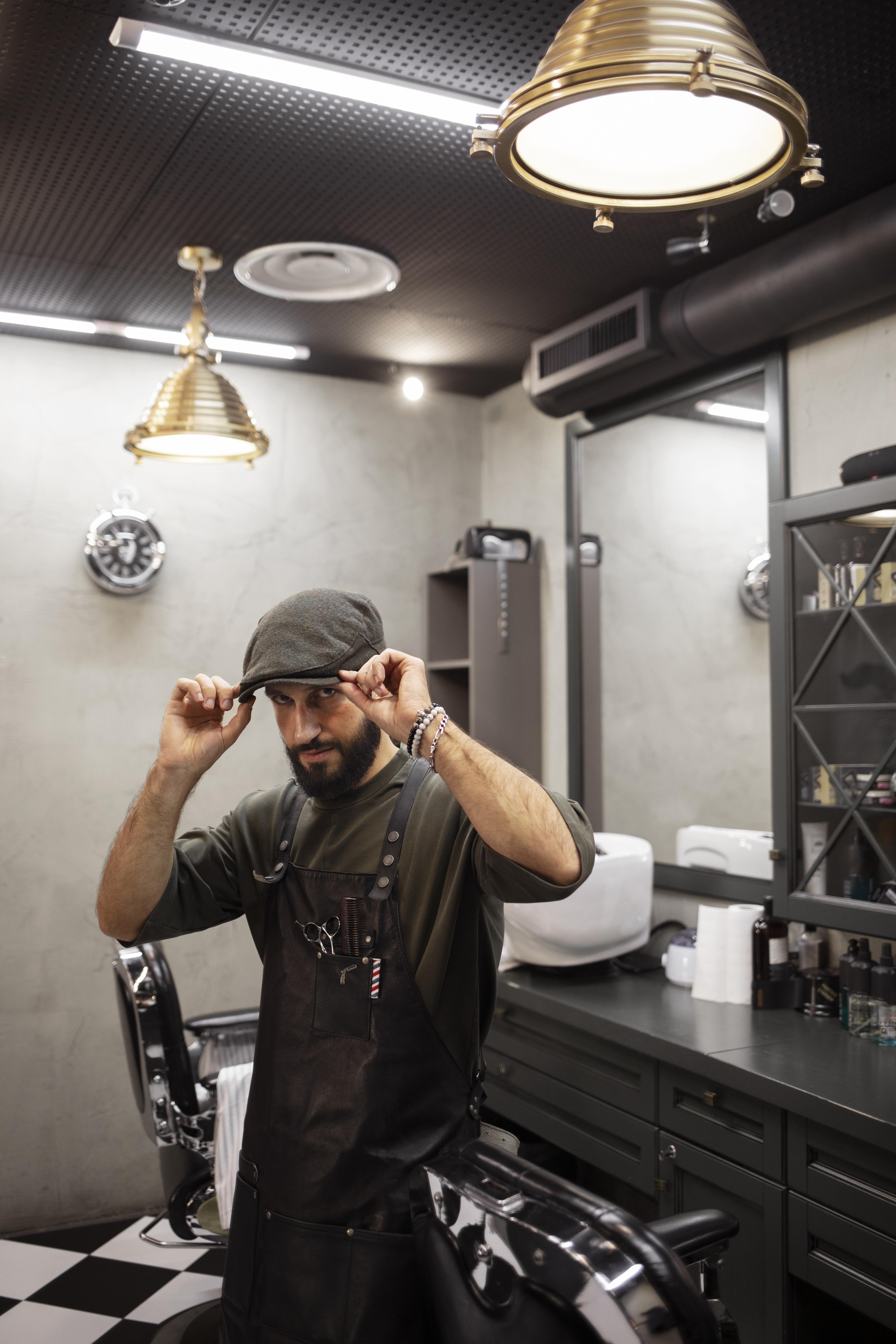 Equipo de barberos trabajando